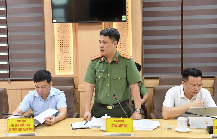 Đại diện Công an tỉnh báo cáo phương án đảm bảo an toàn, anh ninh tại các điểm thi.
