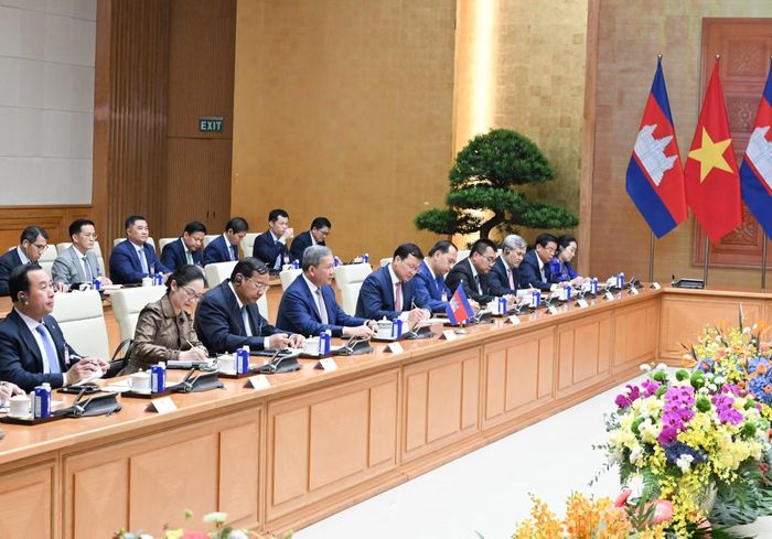 Thủ tướng Vương quốc Campuchia Samdech Moha Borvor Thipadei Hun Manet và thành viên tại hội đàm.