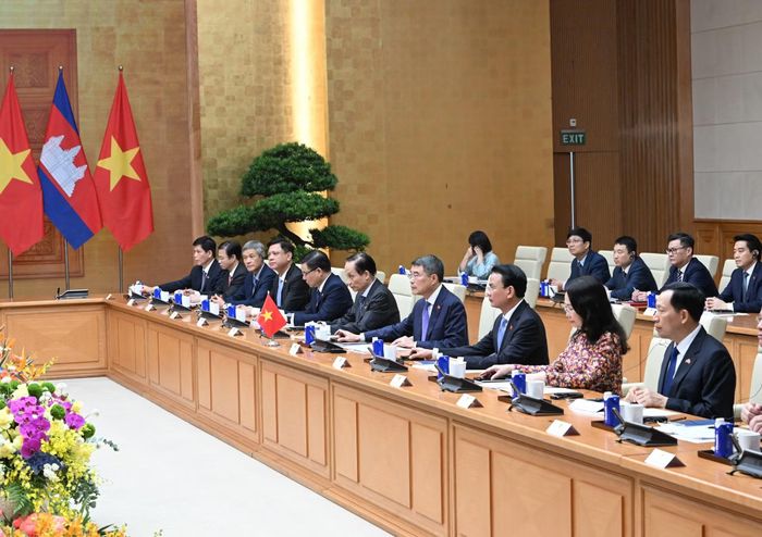 Thủ tướng Lê Minh Hưng và các thành viên Chính phủ Việt Nam tại hội đàm.