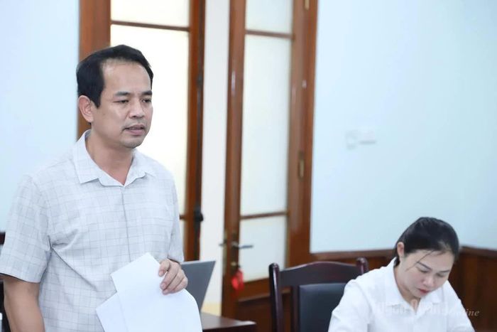 Lãnh đạo Sở Nội vụ trình bày dự thảo các phương án hỗ trợ.