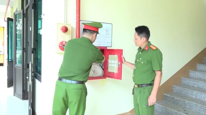 Lực lượng chức năng kiểm tra cơ sở vật chất đảm bảo an toàn tại Điểm thi trường THPT Phủ Thông.