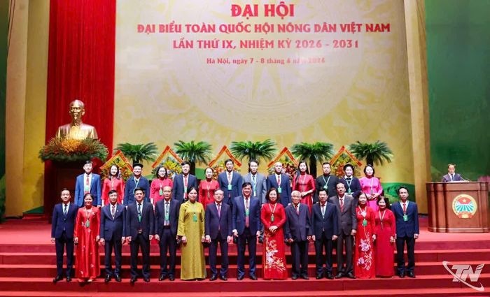 Các đại biểu dự Đại hội chụp ảnh lưu niệm.