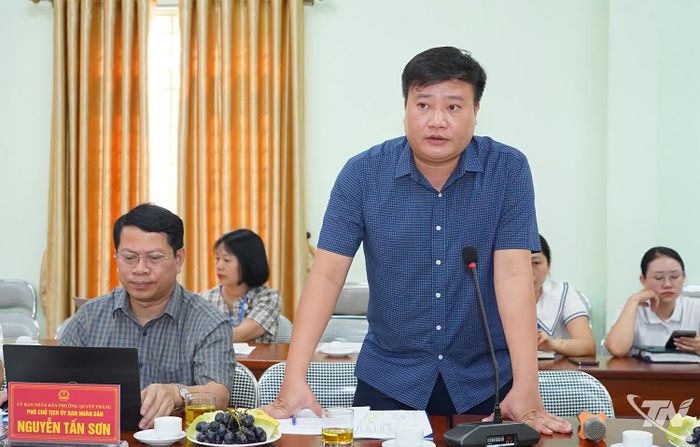 Đại diện địa phương báo cáo tại buổi làm việc.