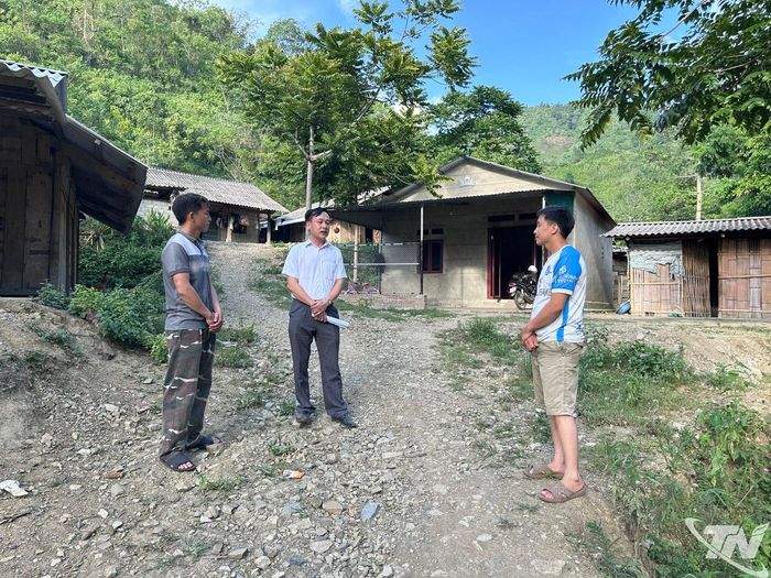 Lãnh đạo UBND xã Nghiên Loan kiểm tra, nắm tình hình khu vực sạt lở tại thôn Nặm Vằm.
