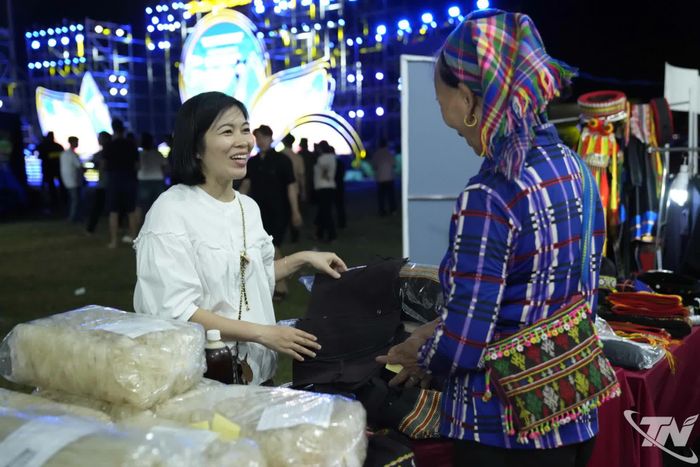 Trải nghiệm chợ đêm vùng cao tại các điểm du lịch cộng đồng mang đến nhiều điều mới mẻ cho du khách.