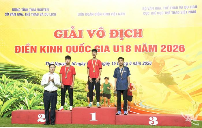 Ban Tổ chức trao giải ở nội dung 3000m nam.