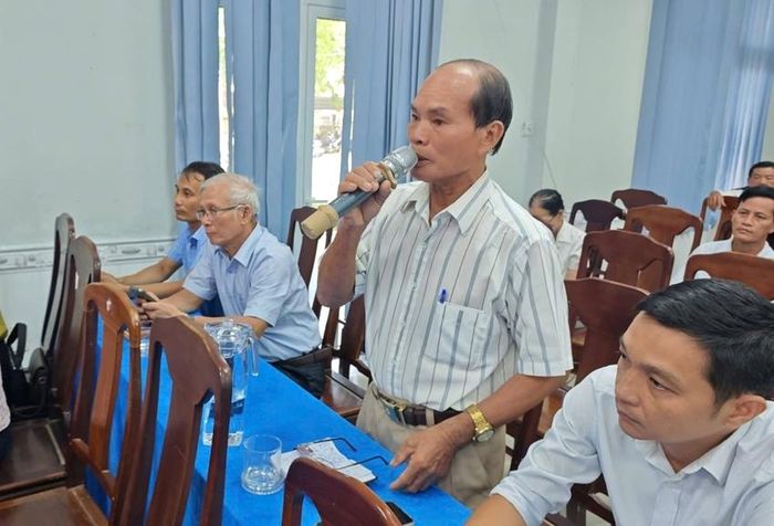 Cử tri kiến nghị tại buổi tiếp xúc 
