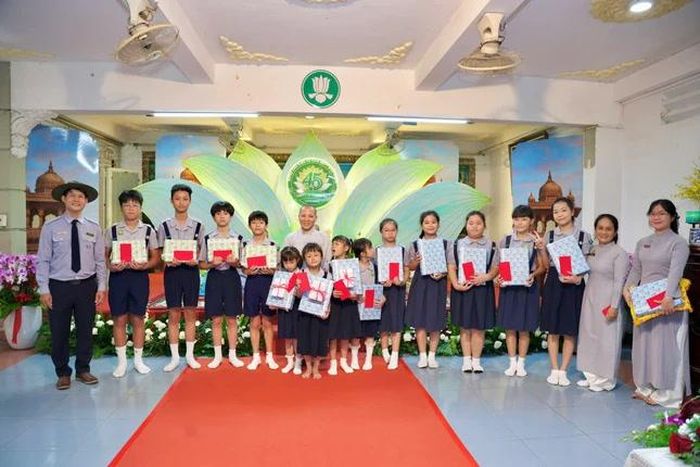 Trao quà đến đoàn sinh tinh tấn