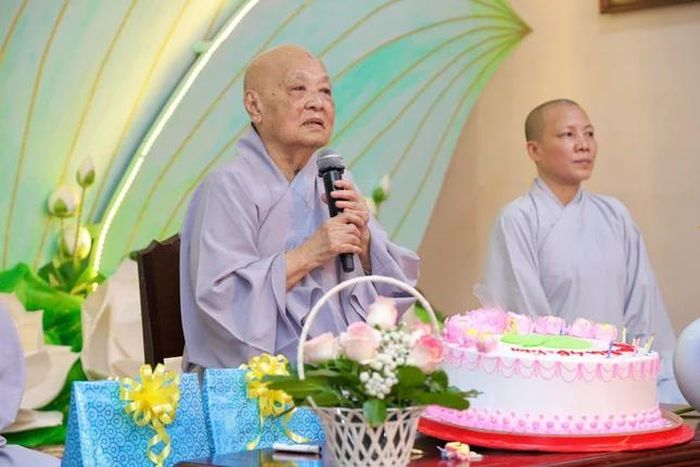 Ni trưởng Thích nữ Tịnh Nguyện chứng minh