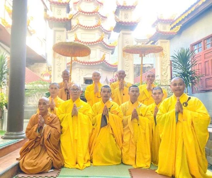 Lưu niệm trước bảo tháp Hòa thượng Thích Từ Hoa tại chùa Huệ Quang 