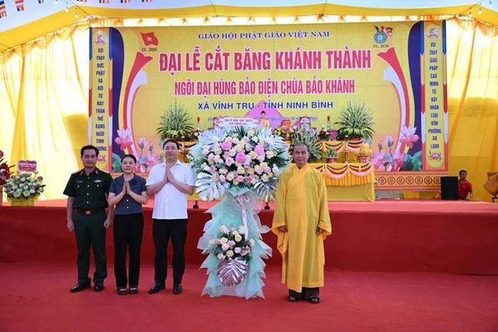 Lãnh đạo chính quyền tặng hoa chúc mừng