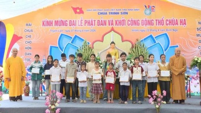 Tặng quà các em học sinh có hoàn cảnh khó khăn trên địa bàn