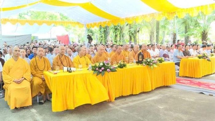 Chư tôn đức, đại biểu tham dự lễ động thổ xây dựng đại hùng bảo điện chùa Hạ tại chùa Trinh Sơn
