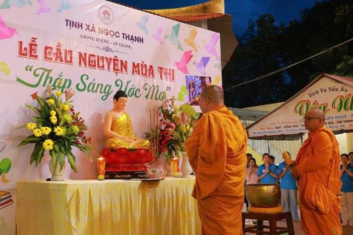 Chư Tăng hướng dẫn các em học sinh thực hiện nghi thức cầu nguyện