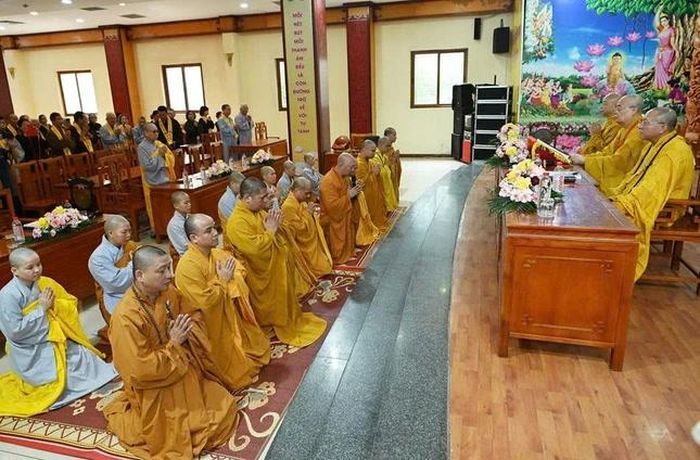 Chư hành giả Tăng, Ni đảnh lễ chư vị giáo phẩm chứng minh
