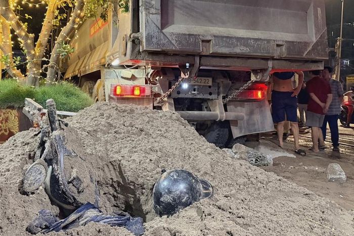 Sau va chạm, cát trên xe tải vùi lấp nhiều xe máy.