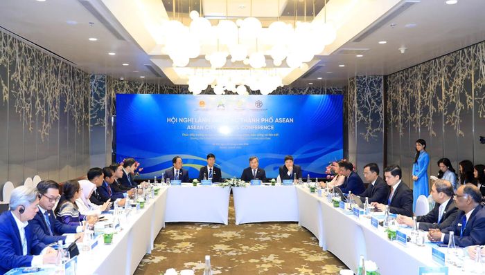 Chủ tịch UBND thành phố Hà Nội Vũ Đại Thắng tiếp đoàn đại biểu các Thành phố ASEAN tới tham dự Hội nghị Lãnh đạo các Thành phố ASEAN. Ảnh: Viết Thành.