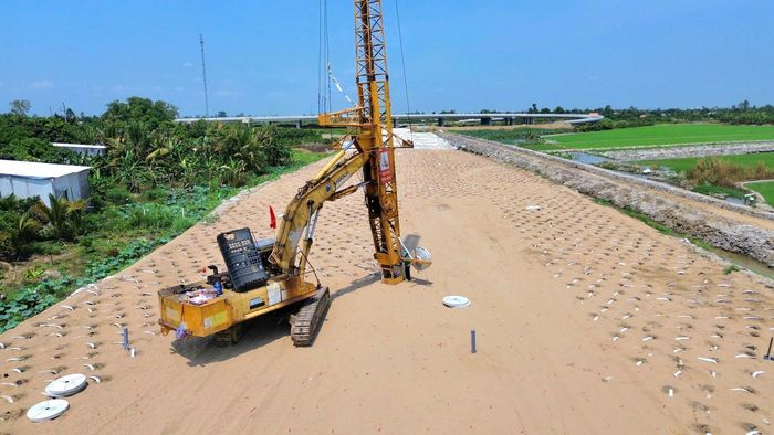 Thi công cao tốc Mỹ An - Cao Lãnh (Ảnh: Vĩnh Phú).