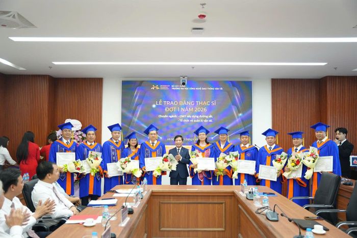 PGS. TS Nguyễn Hoàng Long, Bí thư Đảng ủy, hiệu trưởng nhà trường trao bằng thạc sĩ, tặng giấy khen cho các học viên tiêu biểu.