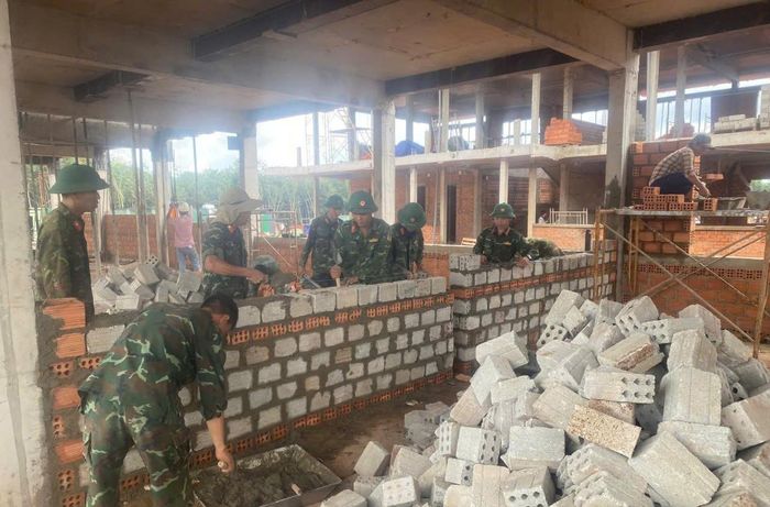 Lực lượng Quân đội hỗ trợ xây Trường phổ thông nội trú liên cấp Tiểu học và THCS tại 7 xã biên giới.