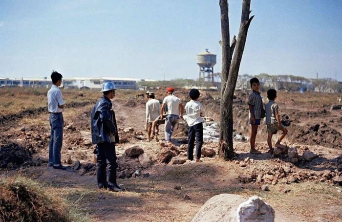 Một bức ảnh khác cũng được xác định chụp năm 1968 tại Nghĩa trang Đô Thành.