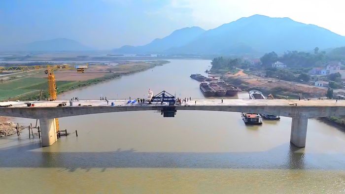 Công trình cầu Cẩm Lý thuộc dự án cầu đường sắt Cẩm Lý Km24+134 tuyến đường sắt Kép - Hạ Long có sự tham gia của Tập đoàn Xây dựng Miền Trung (Ảnh chụp ở thời điểm hợp long cầu).