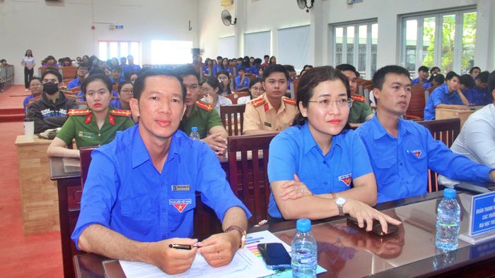 Tình nguyện viên tham dự buổi ra quân chương trình "Tiếp sức mùa thi" năm 2026 tại Cà Mau.