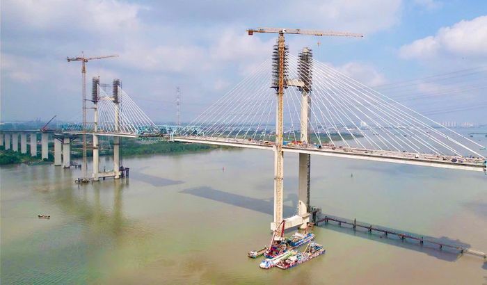 Sau khi hợp long, dự án sẽ tiếp tục hoàn thiện các hạng mục còn lại như thảm bê tông nhựa, lắp đặt lan can, hệ thống chiếu sáng, biển báo giao thông cùng các công trình kỹ thuật phụ trợ. Theo kế hoạch, toàn bộ cầu dự kiến hoàn thành vào tháng 9/2026 để phục vụ nhu cầu giao thông, giao thương.