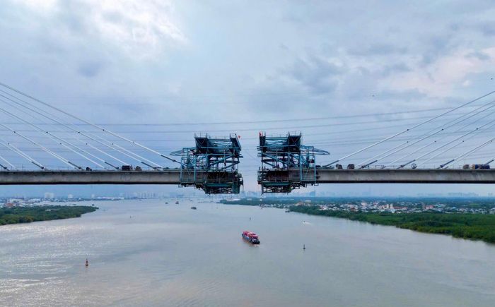 Với tổng mức đầu tư khoảng 3.500 tỷ đồng, cầu Phước Khánh là một trong hai cây cầu lớn nhất của dự án. Không chỉ có quy mô lớn, đây còn là công trình cầu dây văng có kỹ thuật thi công phức tạp. Cầu có tĩnh không thông thuyền lên tới 55m, thuộc nhóm cầu có độ cao thông thuyền lớn nhất Việt Nam hiện nay, đáp ứng nhu cầu lưu thông an toàn của tàu trọng tải lớn trên sông Lòng Tàu.