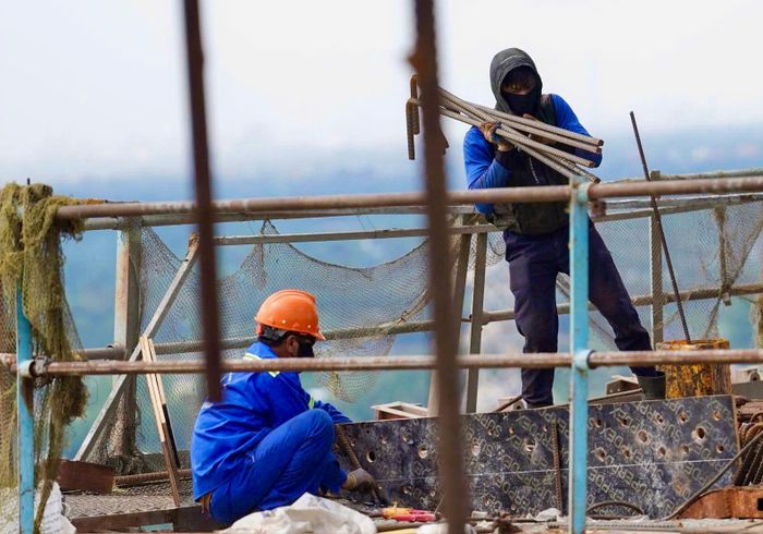 Trên đỉnh các trụ tháp dây văng, đội ngũ kỹ thuật đang khẩn trương lắp đặt hệ thống điện, kiểm tra kết cấu cáp và hoàn thiện các hạng mục kỹ thuật cuối cùng. Bên dưới mặt cầu, công nhân cùng nhiều thiết bị chuyên dụng tất bật hoàn thiện những đốt dầm còn lại của nhịp chính. Ở phía xã Đại Phước, phần kết nối giữa cầu với tuyến cao tốc cũng đang dần hoàn thiện, tạo diện mạo rõ nét hơn cho công trình.