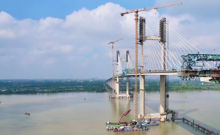 Theo Ban QLDA các đường cao tốc phía Nam (SEPMU, thuộc Tổng công ty Đầu tư phát triển đường cao tốc Việt Nam - VEC), cầu Phước Khánh nằm trong gói thầu J3-1 của dự án cao tốc Bến Lức - Long Thành kết nối xã Bình Khánh (TP.HCM) với xã Đại Phước (TP Đồng Nai). Đây được xem là hạng mục quan trọng bậc nhất của toàn tuyến cao tốc dài hơn 57km.
