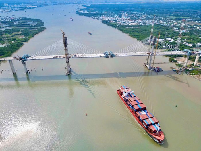 Trong khi đó, tại phía xã Bình Khánh (TP.HCM), tuyến đường dẫn kết nối cầu Phước Khánh với cầu Bình Khánh đã cơ bản thành hình. Nhiều đoạn đã được thảm bê tông nhựa, kẻ vạch phân làn và lắp đặt hệ thống chiếu sáng, sẵn sàng đồng bộ khi cây cầu chính thức hợp long.