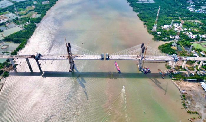 Nhìn từ xa, cầu Phước Khánh nổi bật giữa khu vực cửa ngõ phía Đông Nam TP.HCM với hai trụ tháp dây văng cao tới 155m vươn lên giữa nền trời. Công trình có chiều dài hơn 3,1km, thiết kế cầu dây văng hai mặt phẳng, mặt cắt ngang gần 22m với quy mô 4 làn xe. Điểm nhấn của cây cầu là nhịp chính dài 300m, vượt qua luồng hàng hải quan trọng trên sông Lòng Tàu.