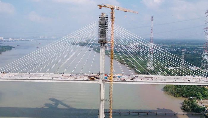 Từ trên mặt cầu đến khu vực dưới sông, nhiều mũi thi công đang được triển khai đồng loạt. Các hạng mục được chia nhỏ để tăng tốc tiến độ, bảo đảm từng phần việc đều được hoàn thành đúng kế hoạch. Đến nay, cây cầu gần như đã nối liền, chỉ còn khoảng hơn 1m cuối cùng là đến phần hợp long, chính thức kết nối đôi bờ.