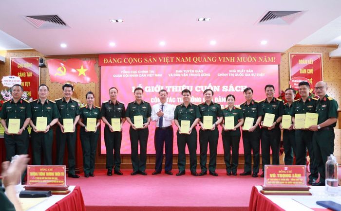 Ban Tổ chức đã trao tặng sách cho lãnh đạo các ban, bộ, ngành Trung ương và các đại biểu tham dự buổi lễ.