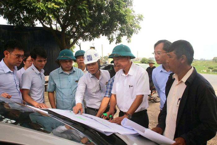 Tại thực địa, ông Hoàng Trọng Linh, Phó giám đốc Trung tâm Phát triển quỹ đất khu vực Vĩnh Phúc đại diện đơn vị thực hiện công tác giải phóng mặt bằng bàn giao mặt bằng đợt 4 cho Ban Quản lý dự án Hàng hải và Đường thủy.