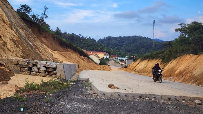 Đoạn tuyến qua trung tâm xã Măng Cành (cũ) sau đào phá thi công ta luy, nhà thầu tạm thời rời đi thì xảy ra sạt lở khiến đất đá phủ lấp xuống mặt đường bê tông.