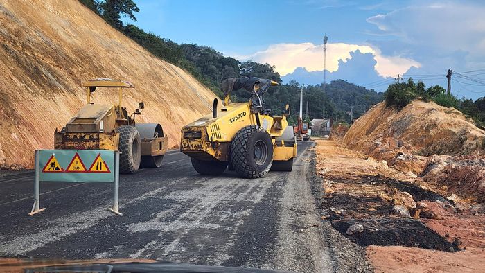 Nhiều thiết bị xe lu nằm trên công trường, quan sát cho thấy bên trong các phương tiện không có lái máy, không có công nhân làm việc.