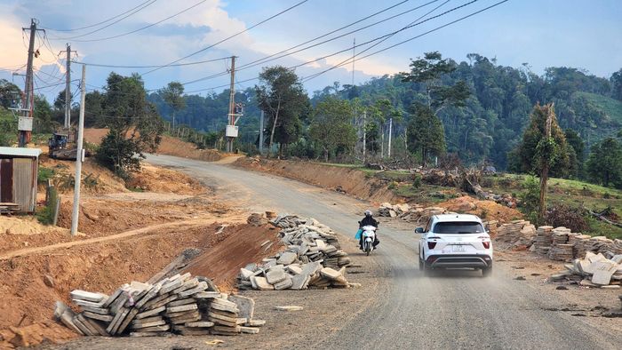 Ghi nhận thực tế đoạn qua xã Măng Đen và Măng Bút cho thấy, nhiều vị trí mặt bằng được bàn giao cho nhà thầu tiếp quản thi công, nhưng có đoạn công trình ngổn ngang, vật tư, thiết bị "ngủ đông" trên công trường dù thời tiết thuận lợi.