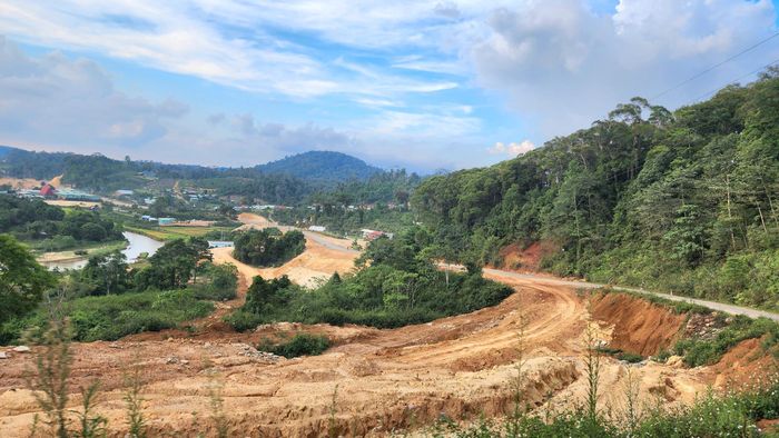 Đoạn đầu tuyến tiếp giáp với trung tâm xã Măng Đen, công trường đào bới nham nhở rồi bỏ đó. Dọc đoạn tuyến hơn 2km không có lấy bóng dáng thiết bị, nhân công làm việc.