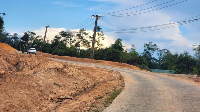 Cũng theo ông Long, để đảm bảo tiến độ dự án, UBND tỉnh cần sớm bổ sung mỏ vật liệu đủ trữ lượng, công suất khai thác phục vụ thi công dự án. Hiện tại nếu phải bắt buộc thi công, nhà thầu phải mua cát, đá từ trung tâm tỉnh Kon Tum cũ đến công trường giá phải đội lên gấp đôi so với đơn giá trong dự toán nhưng số lượng hạn chế.