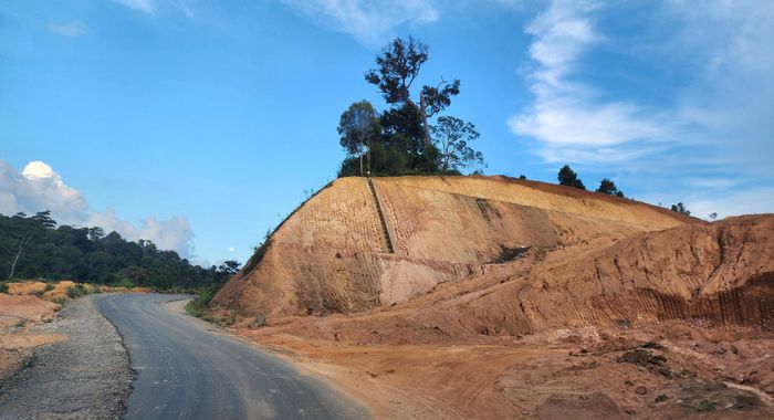 Theo Ban quản lý dự án Tây Quảng Ngãi (chủ đầu tư), dự án chậm trễ tiến độ và UBND tỉnh đã gia hạn thời gian hoàn thành đến năm 2027. Về khối lượng thi công đến nay đạt trên 40%.