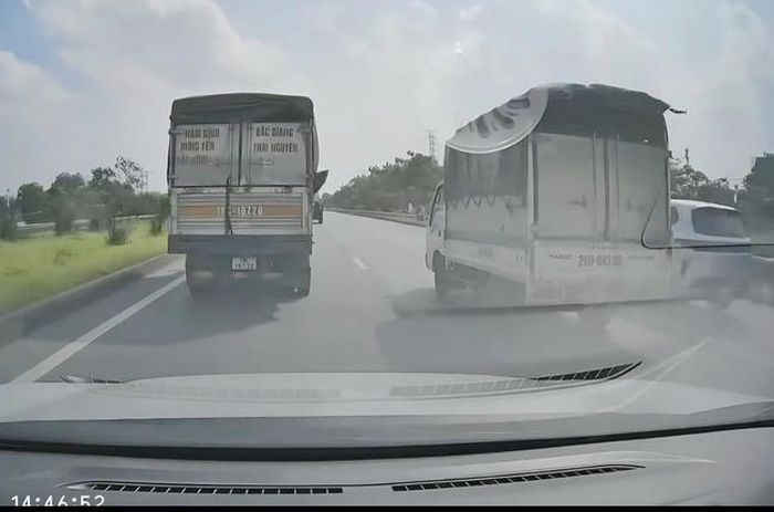 Hình ảnh nam tài xế lưu thông vào làn đường khẩn cấp, bị camera hành trình ghi lại.