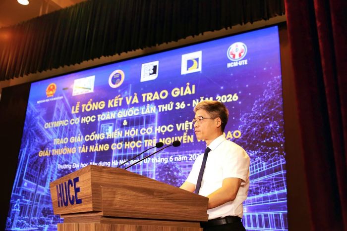 PGS.TS Hoàng Tùng, Hiệu trưởng Trường Đại học Xây dựng Hà Nội phát biểu tại buổi lễ.