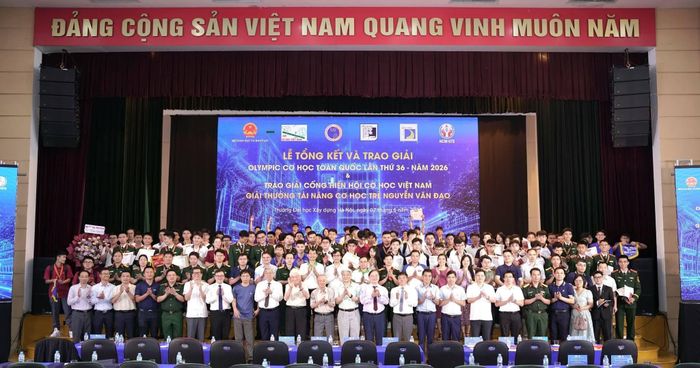 Đại diện lãnh đạo các trường đại học, học viện tham gia kỳ thi, các giảng viên hướng dẫn đội tuyển Olympic Cơ học và thí sinh xuất sắc của khu vực phía Bắc.