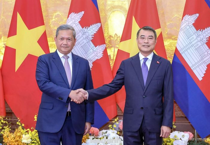 Hai nhà lãnh đạo bắt tay trước khi bước vào hội đàm.