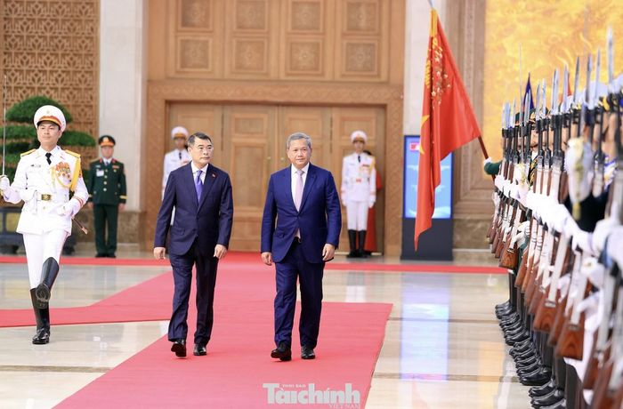 Thủ tướng Lê Minh Hưng và Thủ tướng Campuchia Hun Manet duyệt đội danh dự Quân đội nhân dân Việt Nam