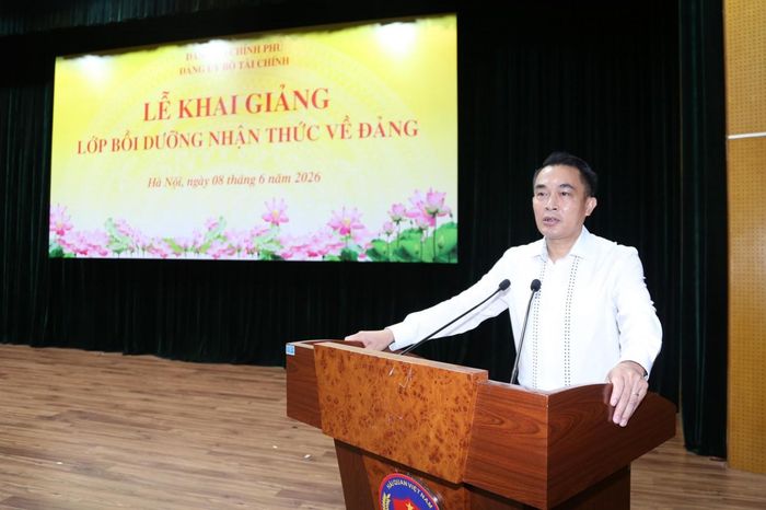 Đồng chí Ngô Văn Giang - Phó Giám đốc Trường Bồi dưỡng cán bộ Kinh tế - Tài chính phát biểu. Ảnh: Đức Minh