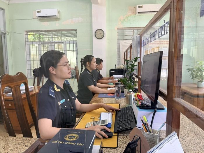 Hải quan Vân Phong triển khai các giải pháp cải cách thủ tục hành chính, hỗ trợ doanh nghiệp và đẩy nhanh thông quan hàng hóa. Ảnh: Lạc Nguyên