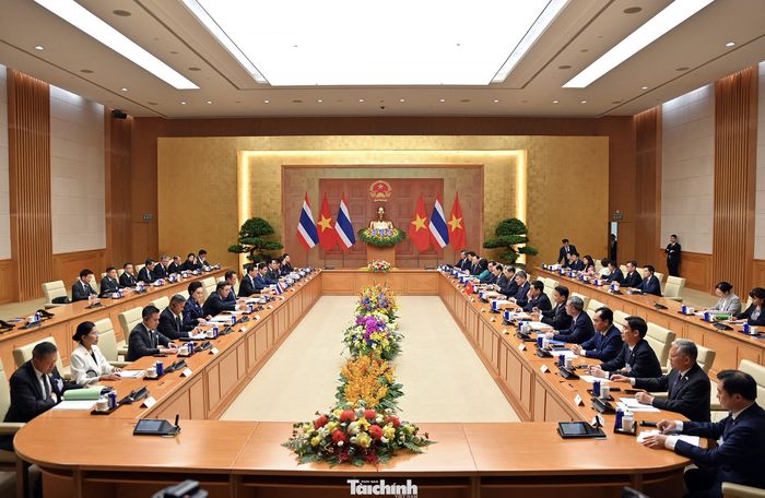 Thủ tướng Lê Minh Hưng và Thủ tướng Anutin Charnvirakul bước vào cuộc hội đàm.